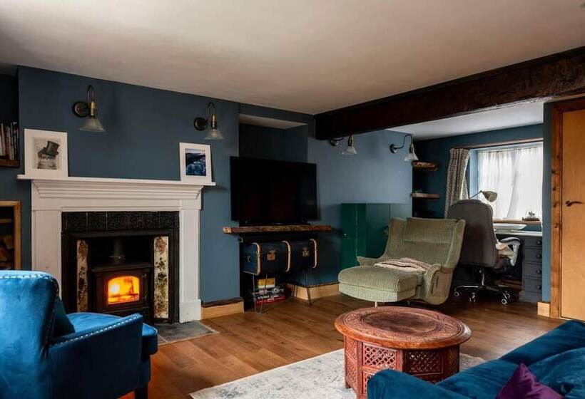 3br Fireplace Hottub Garden Parking