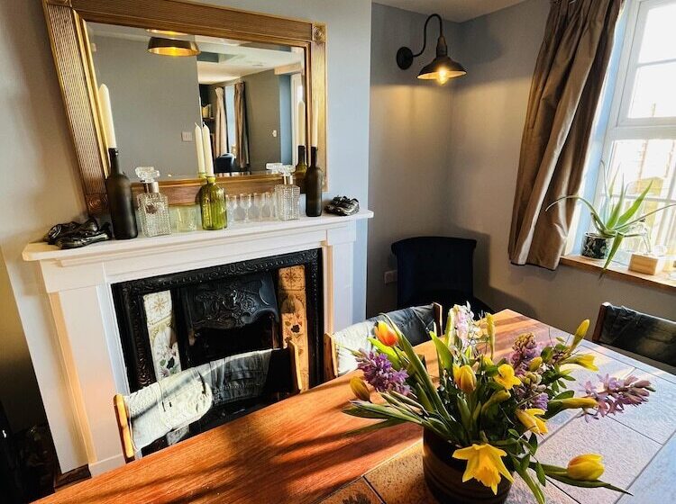 3br Fireplace Hottub Garden Parking