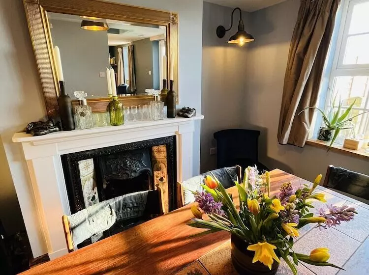 3br Fireplace Hottub Garden Parking