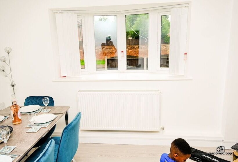 إقامة Cosy Home With Private Parking