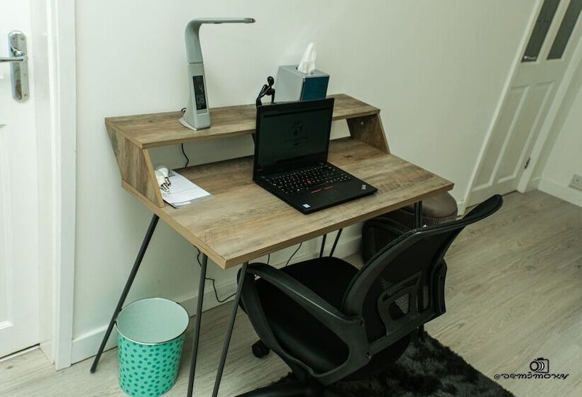 إقامة Cosy Home With Private Parking