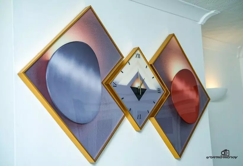 اقامتگاه Cosy Home With Private Parking