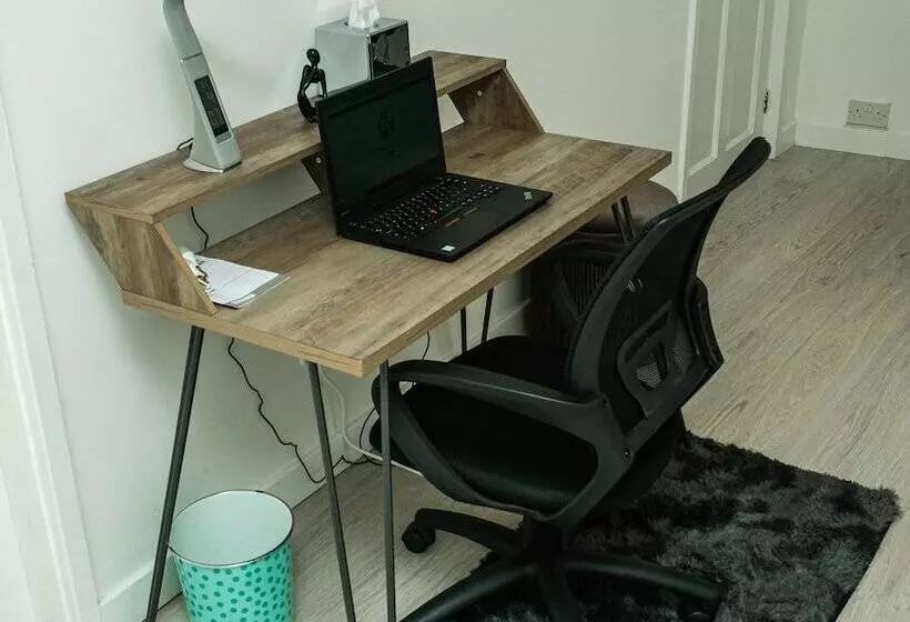 اقامتگاه Cosy Home With Private Parking