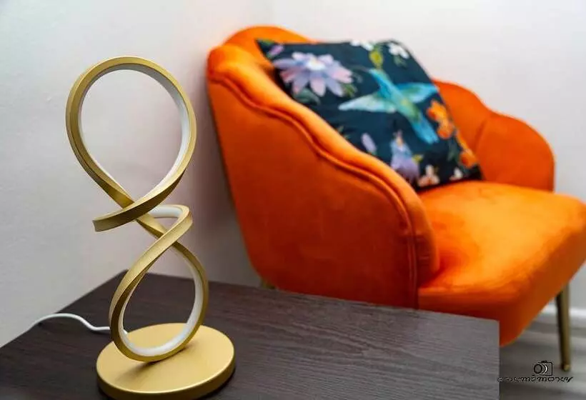 اقامتگاه Cosy Home With Private Parking