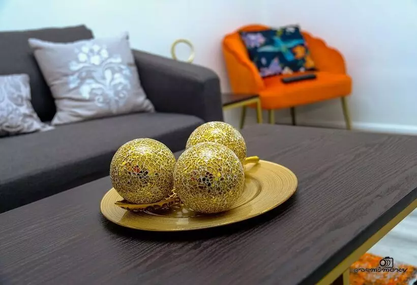 اقامتگاه Cosy Home With Private Parking