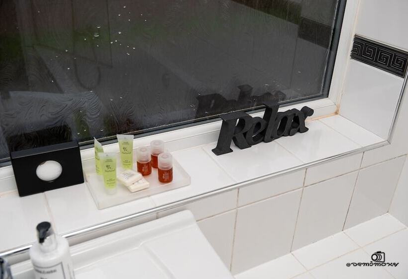 إقامة Cosy Home With Private Parking