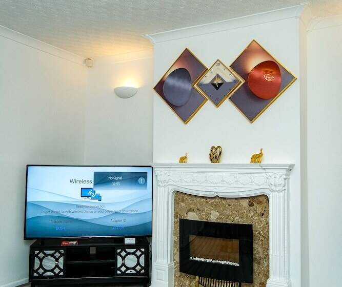 إقامة Cosy Home With Private Parking