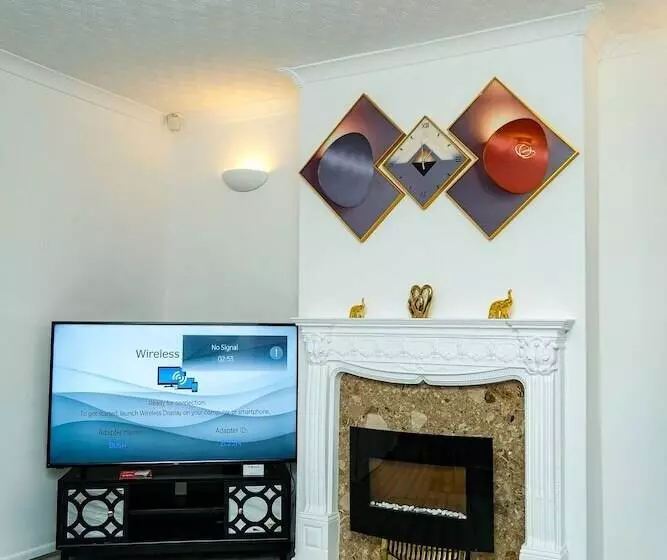 اقامتگاه Cosy Home With Private Parking