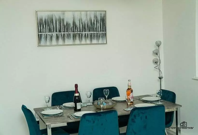 اقامتگاه Cosy Home With Private Parking