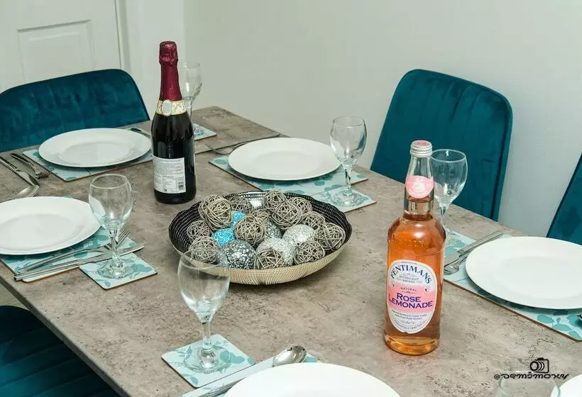 اقامتگاه Cosy Home With Private Parking