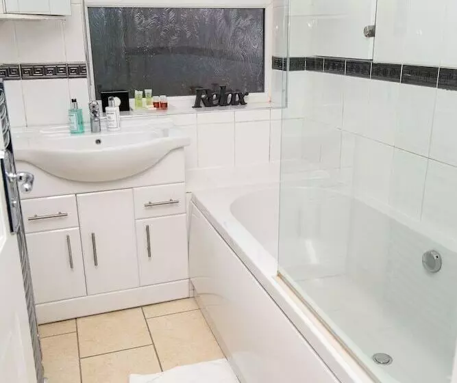 اقامتگاه Cosy Home With Private Parking