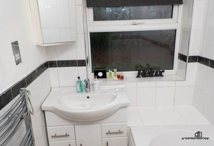 إقامة Cosy Home With Private Parking