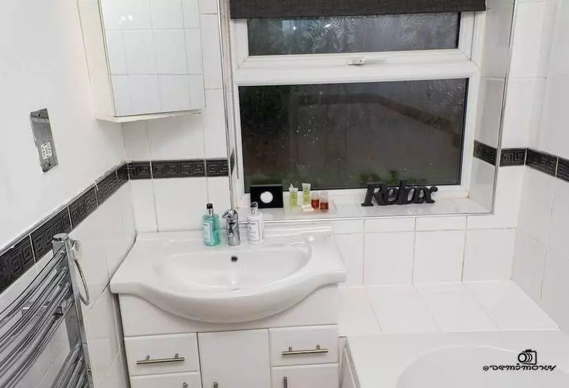 اقامتگاه Cosy Home With Private Parking