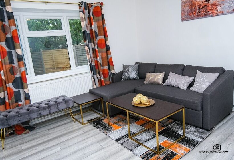 إقامة Cosy Home With Private Parking