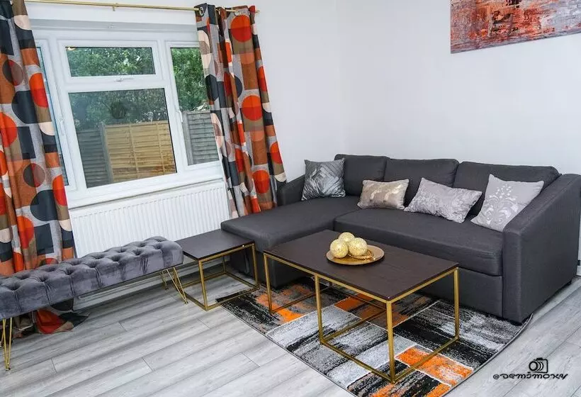 اقامتگاه Cosy Home With Private Parking