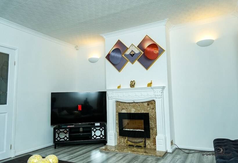 إقامة Cosy Home With Private Parking