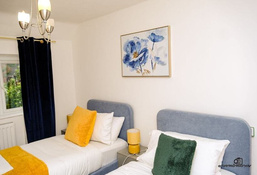 إقامة Cosy Home With Private Parking