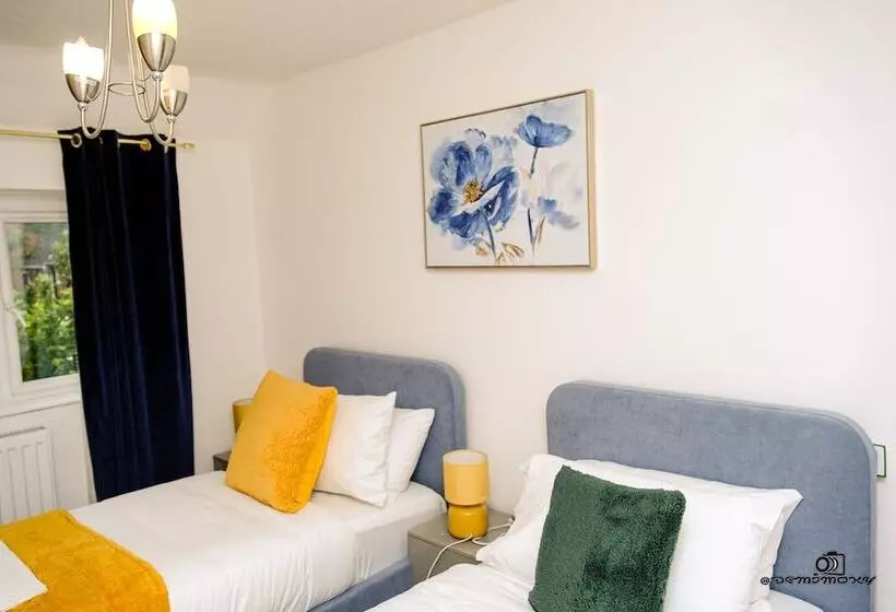 اقامتگاه Cosy Home With Private Parking