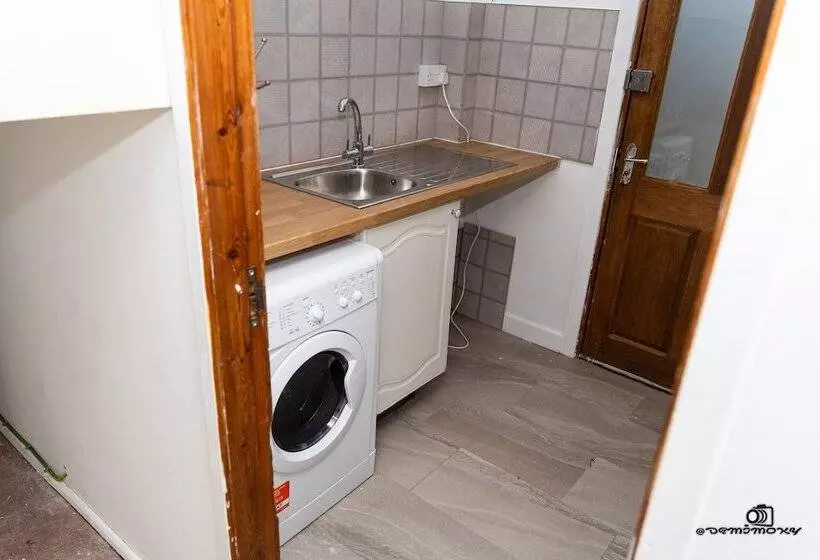 اقامتگاه Cosy Home With Private Parking