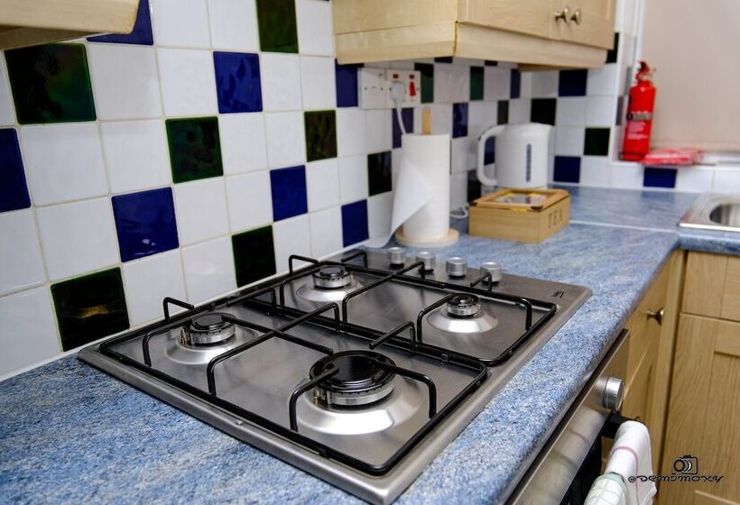 إقامة Cosy Home With Private Parking