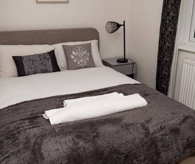 إقامة Cosy Home With Private Parking