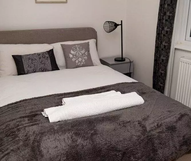 اقامتگاه Cosy Home With Private Parking