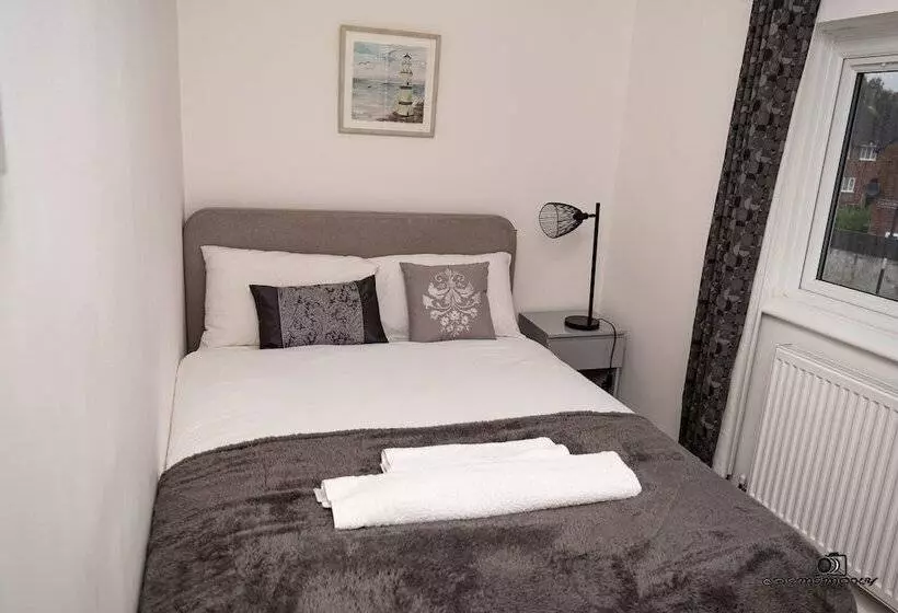 اقامتگاه Cosy Home With Private Parking