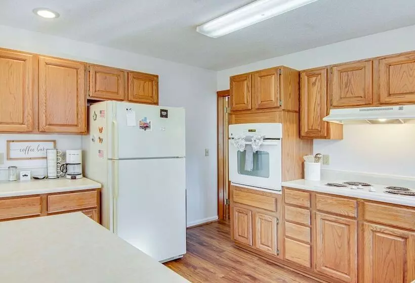 Scenic Fairview Vacation Home ~ 15 Mi To Asheville