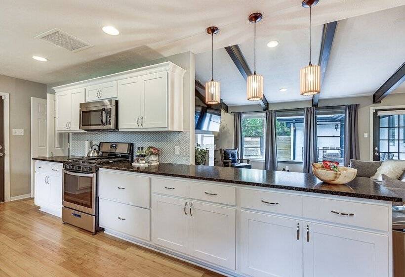 Spacious Bryan Home W/ Patio: 4 Mi To Downtown