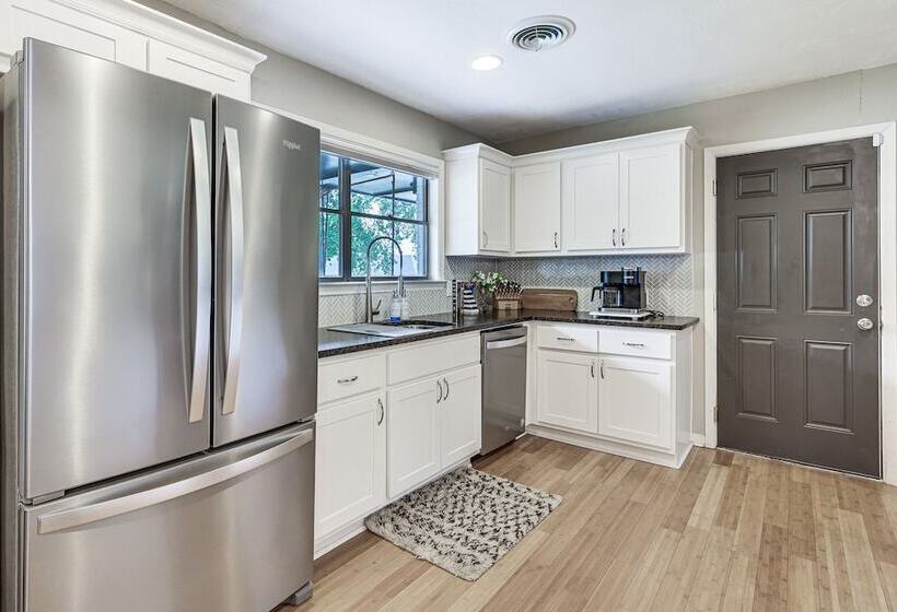 Spacious Bryan Home W/ Patio: 4 Mi To Downtown