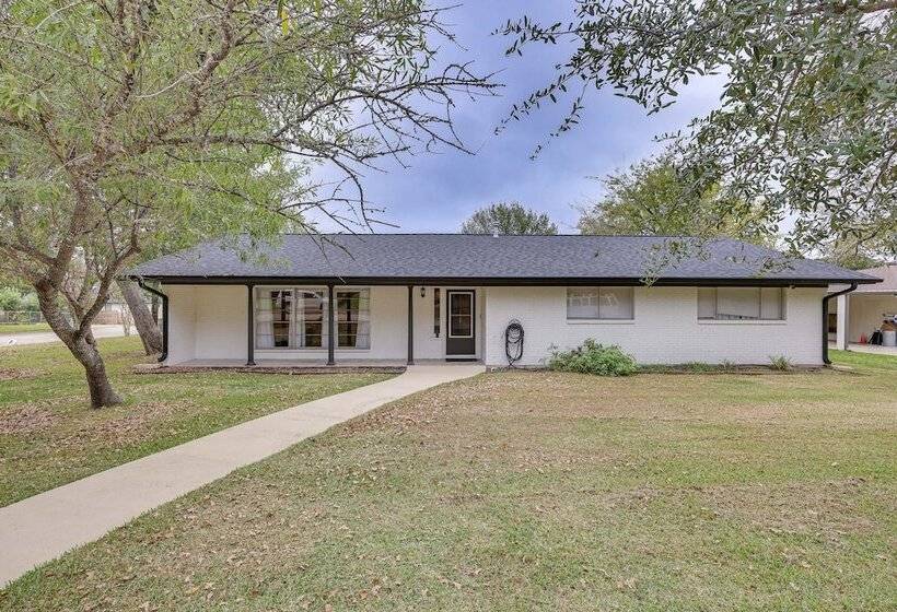 Spacious Bryan Home W/ Patio: 4 Mi To Downtown
