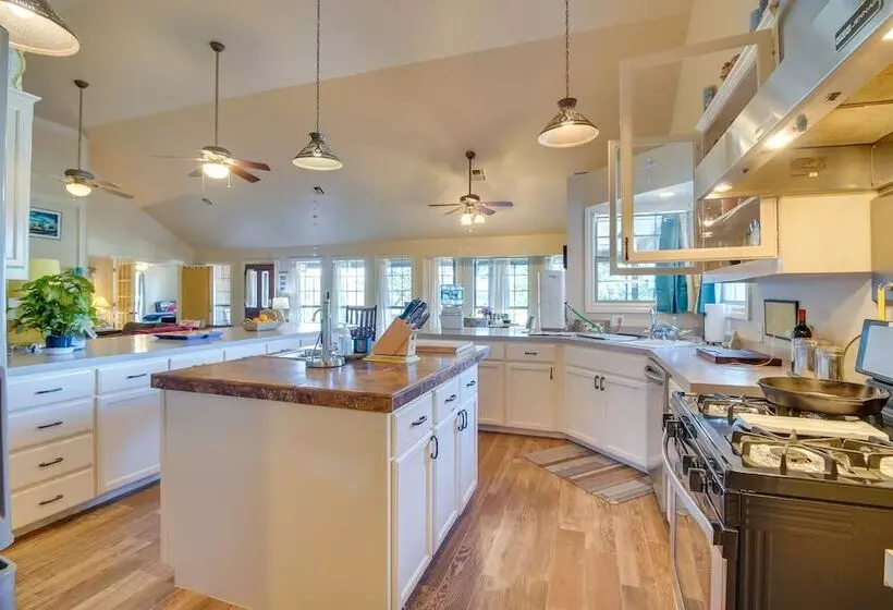 Spacious Grand Lake Lodge: Dock, Views & Grill!