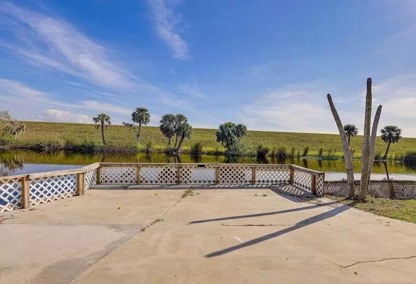 Sun Soaked Okeechobee Retreat W/ Canal Views!