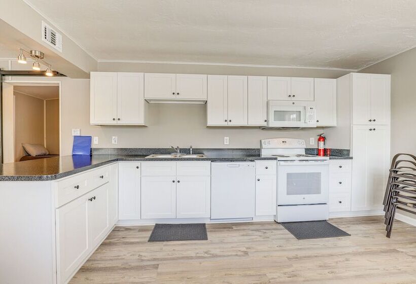 Sun Soaked Okeechobee Retreat W/ Canal Views!