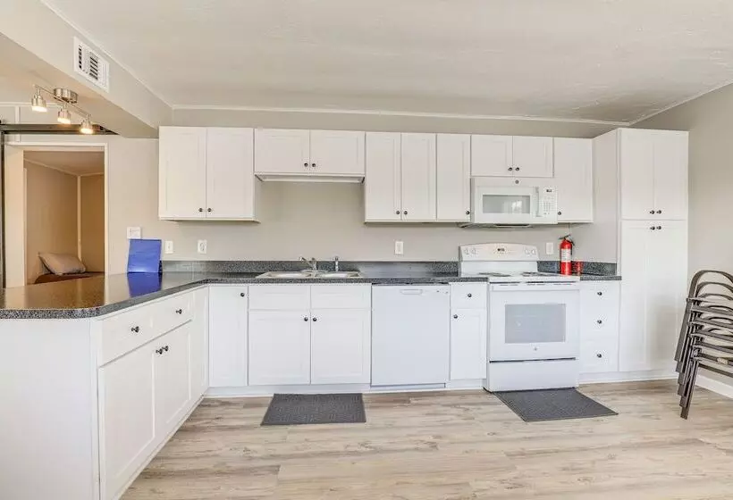 Sun Soaked Okeechobee Retreat W/ Canal Views!