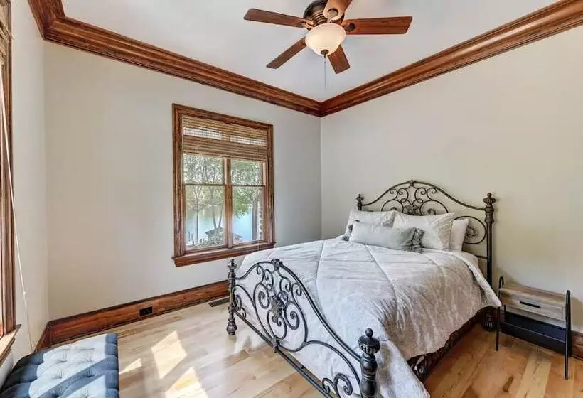 Sunset Shores Resort: The Grand House By Avantstay