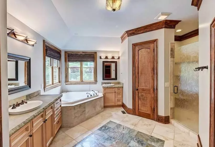 Sunset Shores Resort: The Grand House By Avantstay