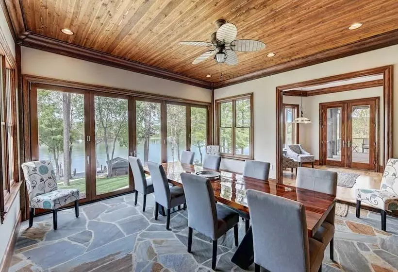 Sunset Shores Resort: The Grand House By Avantstay