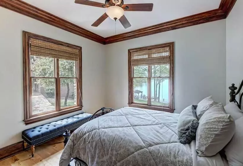 Sunset Shores Resort: The Grand House By Avantstay