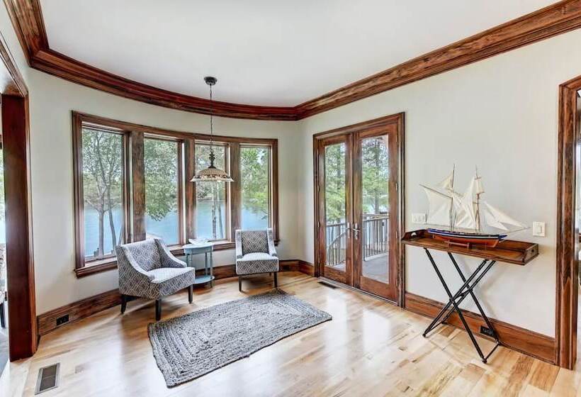 Sunset Shores Resort: The Grand House By Avantstay