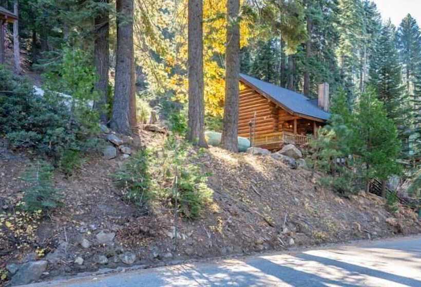 The Log Home Quintessential Log Cabin In Ynp!