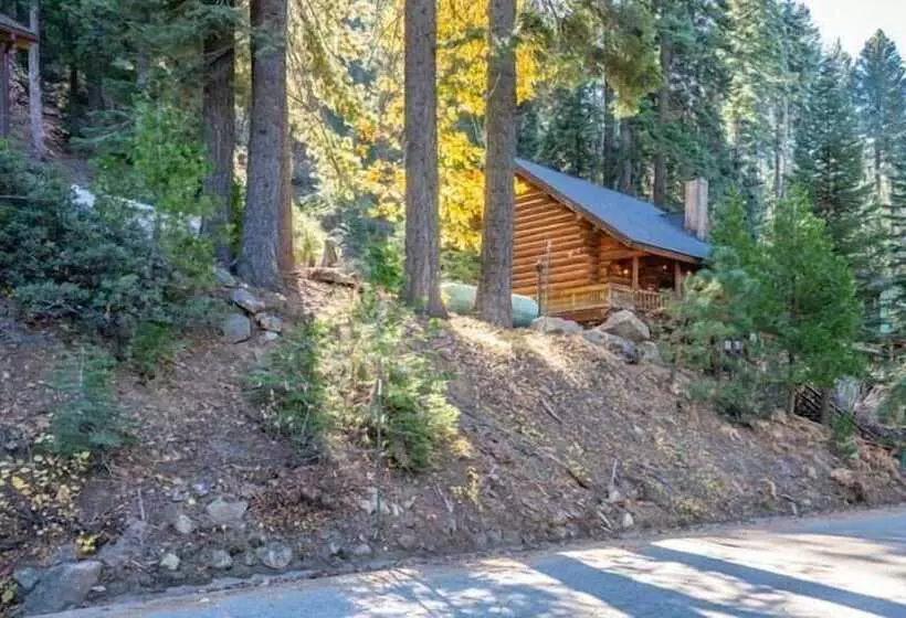 The Log Home Quintessential Log Cabin In Ynp!