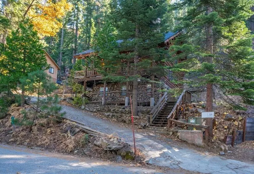 The Log Home Quintessential Log Cabin In Ynp!