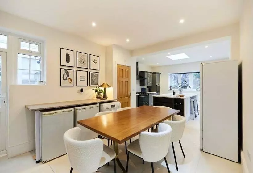 The Redbridge Sanctuary   Spacious 3bdr House With Garden