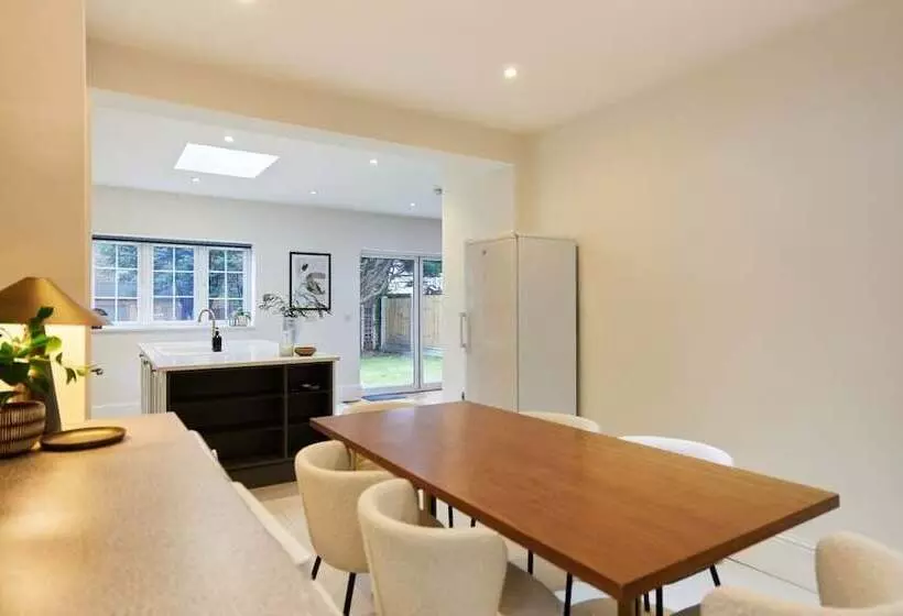 The Redbridge Sanctuary   Spacious 3bdr House With Garden