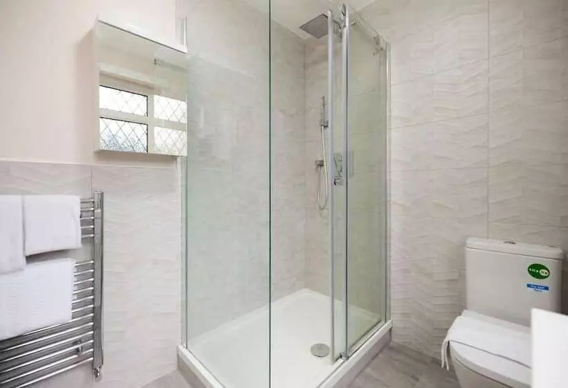 The Redbridge Sanctuary   Spacious 3bdr House With Garden
