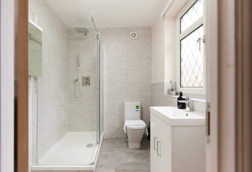 The Redbridge Sanctuary Spacious 3bdr House With Garden