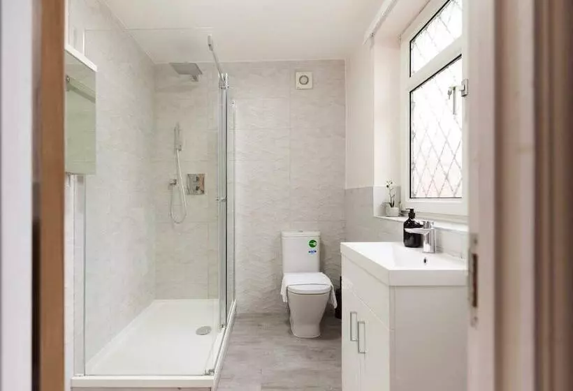 The Redbridge Sanctuary   Spacious 3bdr House With Garden