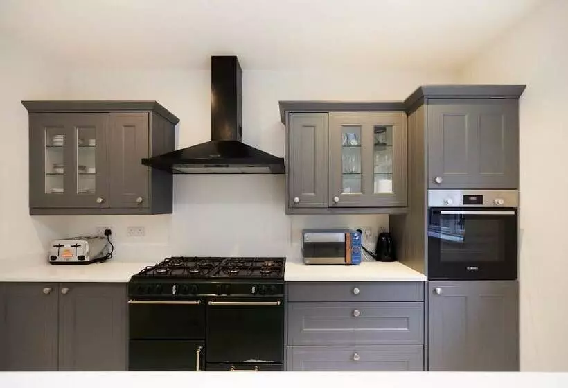 The Redbridge Sanctuary   Spacious 3bdr House With Garden