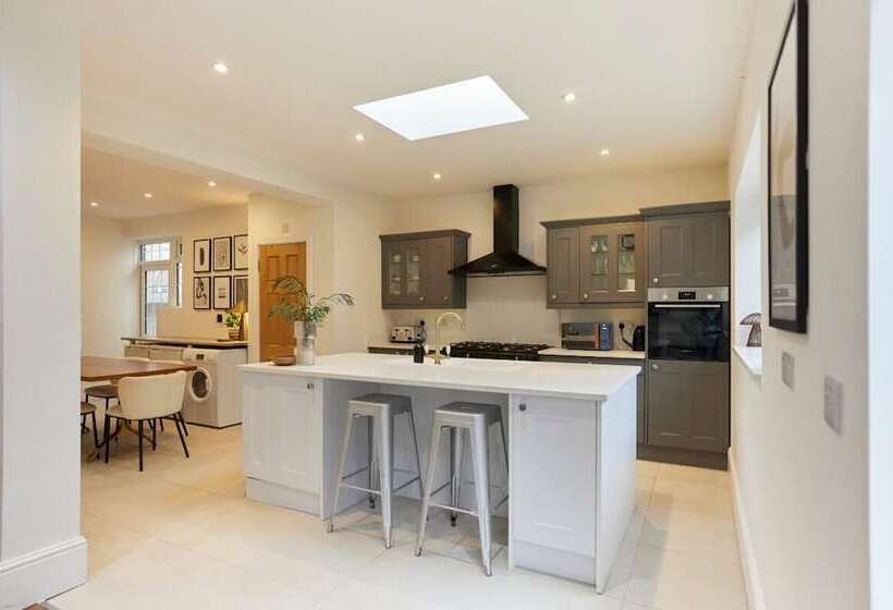 The Redbridge Sanctuary Spacious 3bdr House With Garden